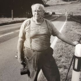Foto-Dominik-Buntschu-an-der-Strasse